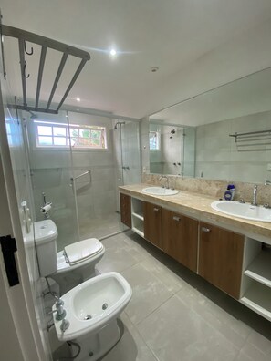 Dusche, Bidet, Handtücher, Toilettenpapier