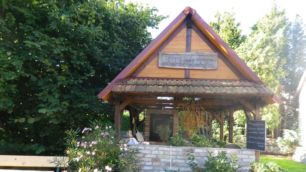 Une structure rustique en bois, sur laquelle est apposée une enseigne indiquant « Backbaes ».