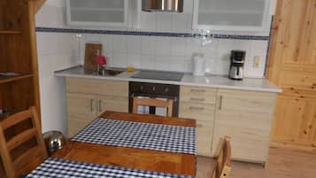 Kühlschrank, Ofen, Herdplatte, Wasserkocher mit Kaffee-/Teezubehör