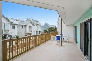 Outdoor dining - La Mirage Condo 100 Beachfront Resort Condominiums with Private Boardwalk (Port Aransas)
