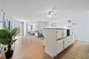 1 bedroom, iron/ironing board, free WiFi, bed sheets - La Mirage Condo 100 Beachfront Resort Condominiums with Private Boardwalk (Port Aransas)