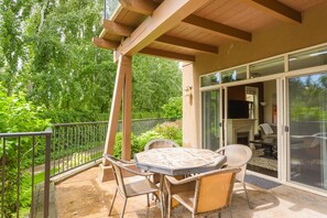 Outdoor dining - Summer Vacation Oasis at Barona Beach (West Kelowna)