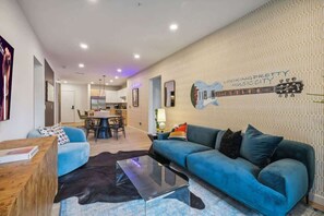 Smart TV, fireplace