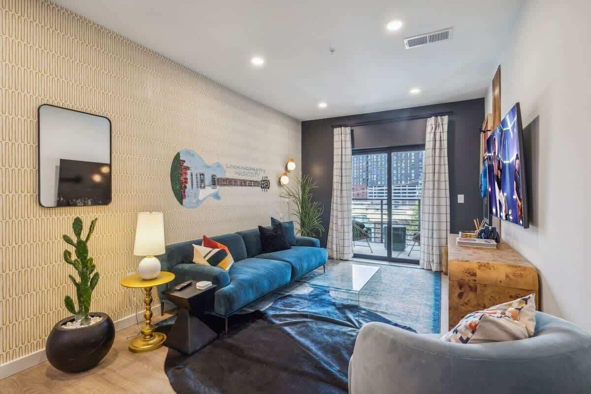 Smart TV, fireplace