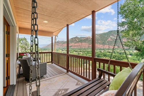 Creekside Retreat, Pet Friendly, A/C, Incredible Views, Close to town!