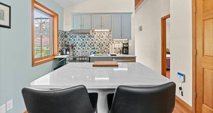 Creekside Retreat, Pet Friendly, A/C, Incredible Views, Close to town!
