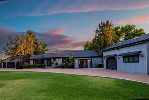 Exterior - Experience luxury at Sedona Soul House, a spacious 3-bedroom retreat in West Sedona. (Sedona)