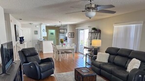 Living area - 2 bed/2bath Courtyard Villa Spanish Springs w/cart (The Villages)
