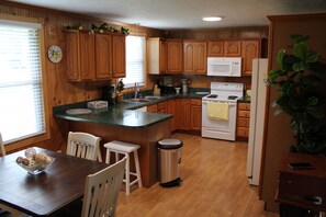 Fridge, microwave, oven, stovetop - Charming 3-bedroom house with private patio, 20min to dwntn Nashville/ Airport (Hendersonville)