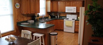 Charming 3-bedroom house with private patio, 20min to dwntn Nashville/ Airport