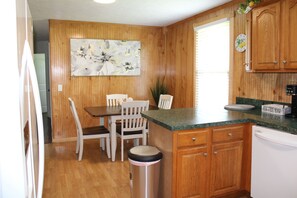 Dining - Charming 3-bedroom house with private patio, 20min to dwntn Nashville/ Airport (Hendersonville)