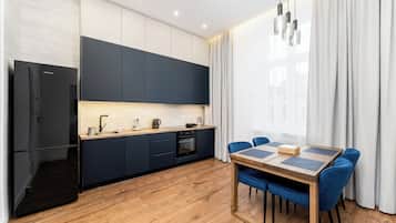 Fridge, oven, stovetop, dishwasher