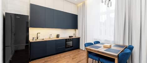 Fridge, oven, stovetop, dishwasher