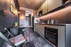 Réfrigérateur, four à micro-ondes, un four, surface de cuisson