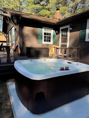 3 bedroom cabin in Chestertown with hot tub, fireplace, fire pit, wifi, and more