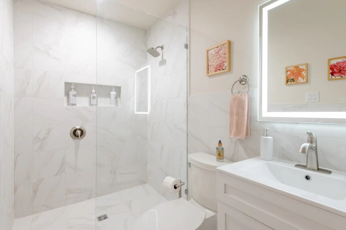 Douche, sèche-cheveux, serviettes fournies, savon