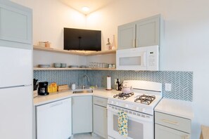 Fridge, microwave, oven, stovetop - Cozy, walkable 1-bedroom apartment in Pittsburgh with WiFi, AC (Pittsburgh)