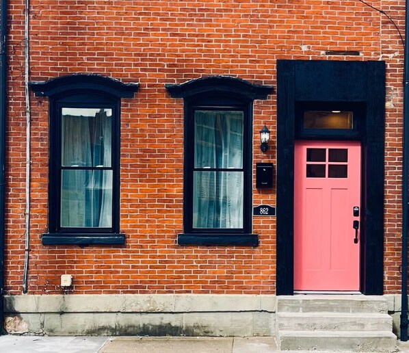 Exterior detail - Cozy, walkable 1-bedroom apartment in Pittsburgh with WiFi, AC (Pittsburgh)
