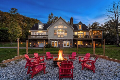 Stunning Views, Riverfront Privacy, 18-Acre Estate - Near Hikes, Wine/Breweries!