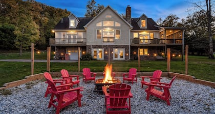 Stunning Views, Riverfront Privacy, 18-Acre Estate - Near Hikes, Wine/Breweries!