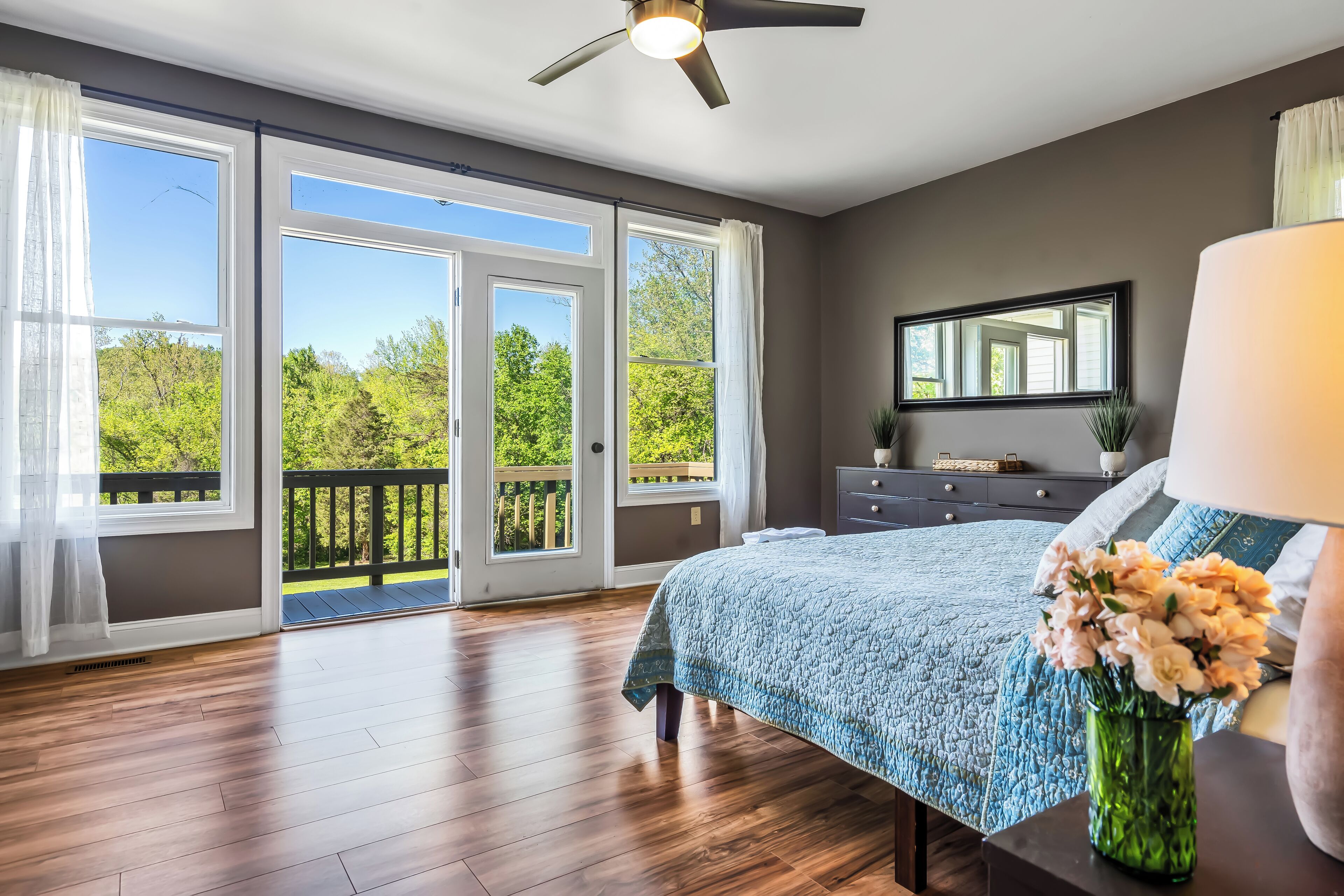 5 makuuhuonetta, työpöytä, ilmainen Wi-Fi, vuodevaatteet