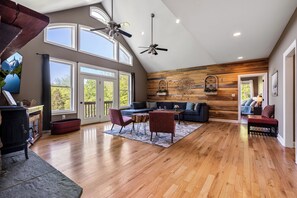 Älytelevisio, takka, kirjoja, stereot