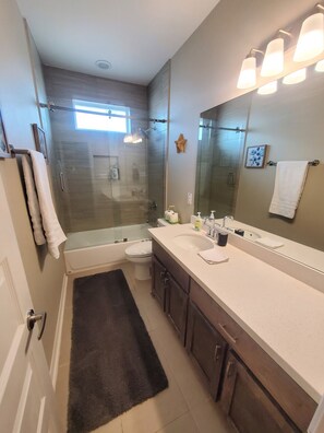 Douche, bidet, serviettes fournies, savon