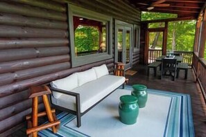 Outdoor dining - Luxury Renovated | Lake & Mountain Views | Hot Tub (Fannin County)