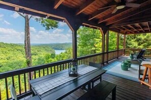 Outdoor dining - Luxury Renovated | Lake & Mountain Views | Hot Tub (Fannin County)