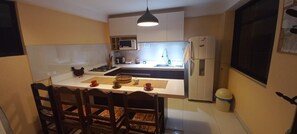 Kühlschrank, Mikrowelle, Herdplatte, Geschirrspüler