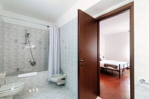 Een douche, een haardroger, een bidet, handdoeken