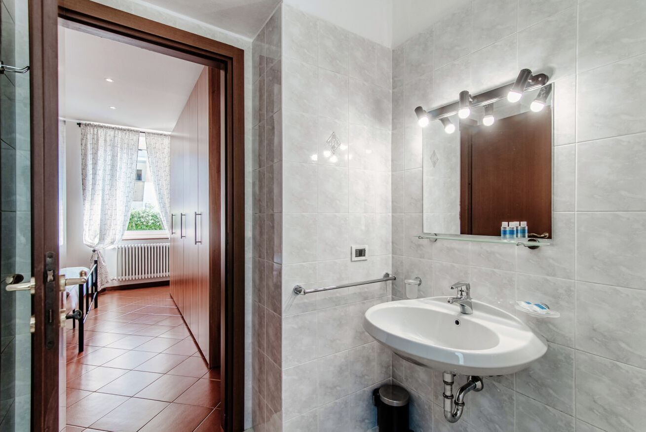 Een douche, een haardroger, een bidet, handdoeken
