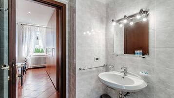 Een douche, een haardroger, een bidet, handdoeken