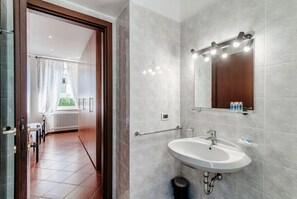 Dusche, Haartrockner, Bidet, Handtücher