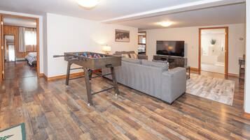 4 bedrooms, iron/ironing board, free WiFi, bed sheets