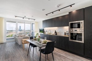 Exterior - Sky-High Studio with Stunning Views (London)