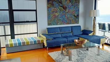 Smart TV, books, stereo