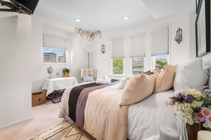 5 Schlafzimmer, Schreibtisch, Bügeleisen/Bügelbrett, kostenloses WLAN