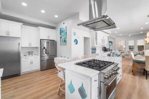 Køleskab, mikrobølgeovn, ovn, kogeplade