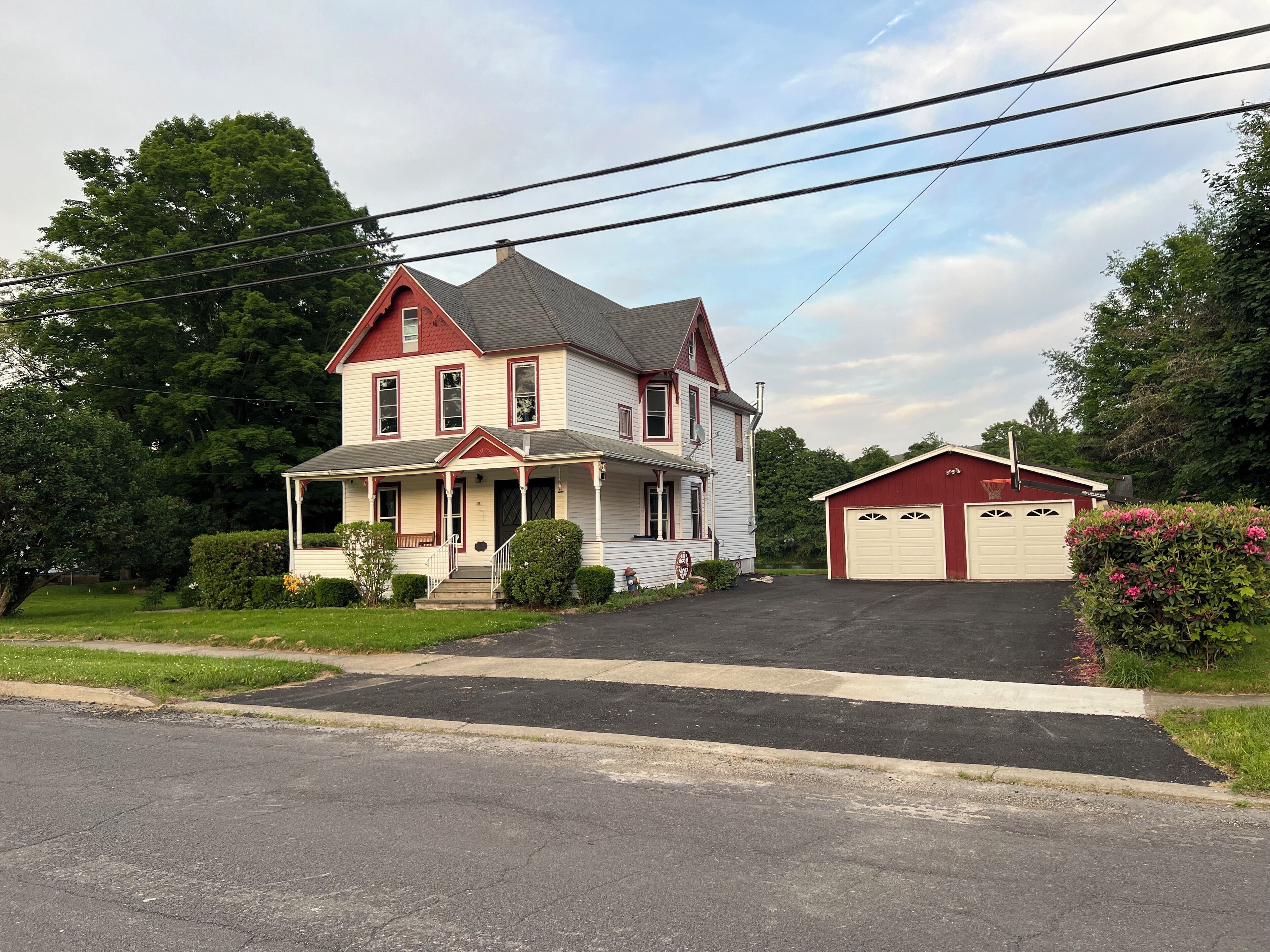 Spacious 5-bedroom river house in charming Deposit 