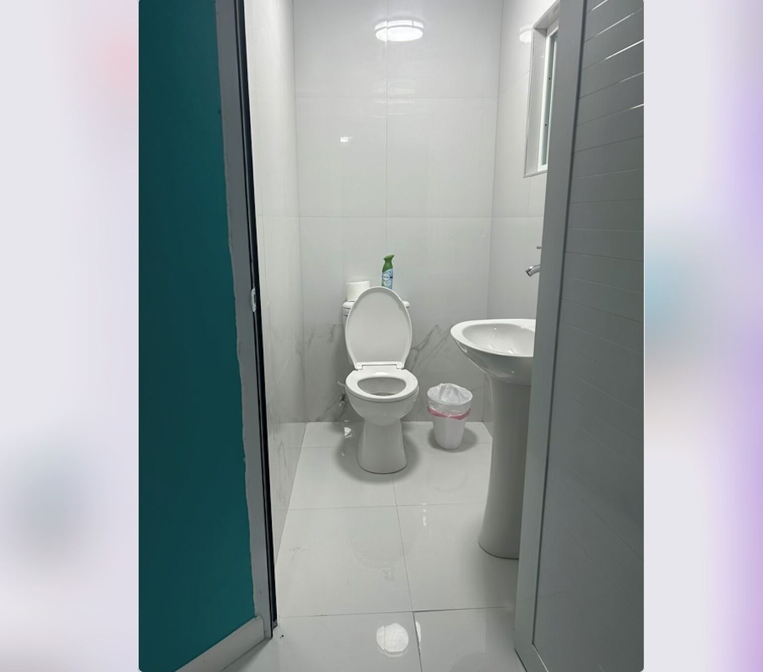 Een douche, handdoeken, zeep, toiletpapier