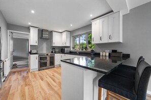 Kylskåp, mikrovågsugn, ugn och spishäll