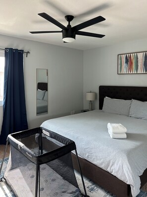 3 bedrooms, iron/ironing board, WiFi, bed sheets - Backyard Paradise with Heated Pool, Putt Golf and Yard Games. (Mesa)