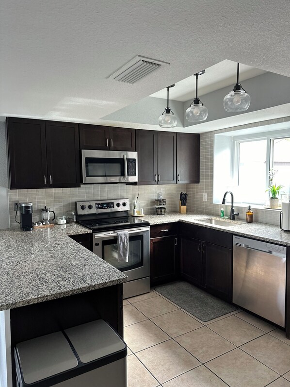 Private kitchen - Backyard Paradise with Heated Pool, Putt Golf and Yard Games. (Mesa)