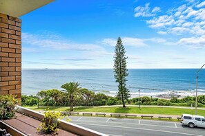 Property grounds - Ocean Views, modern apartment 'Seabreeze on Alex' (Alexandra Headland)