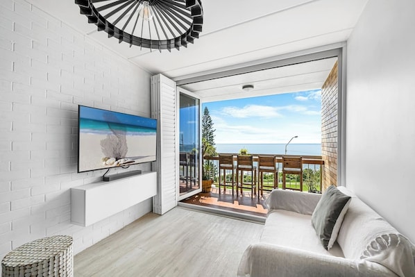 TV - Ocean Views, modern apartment 'Seabreeze on Alex' (Alexandra Headland)