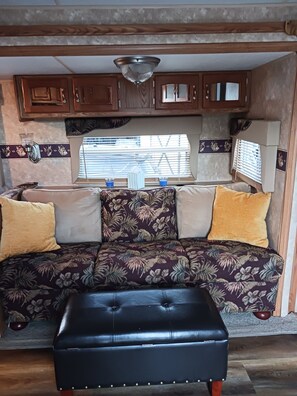 Living area - Cozy 2-bedroom RV in tranquil at buckeye lake with AC, WiFi (Thornville)