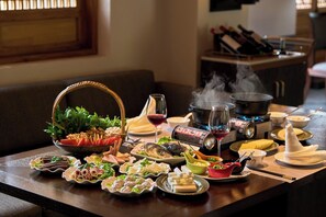 Breakfast, lunch and dinner served - Ahnluh Guantang Hotel (Chengdu)