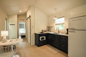 Réfrigérateur, micro-ondes, plaque de cuisson, cafetière/bouilloire