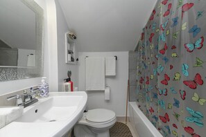 Hair dryer, towels, soap, toilet paper - White Orchid Room(Breakfast Included)-Niagara Inn Bed&Breakfast (Niagara Falls)